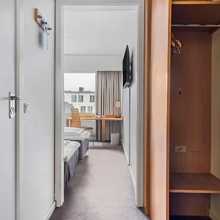 Western Park Globetrotter Airport 3*