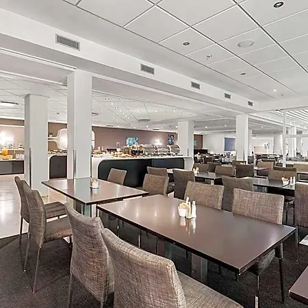 Western Park Globetrotter Airport Hotel